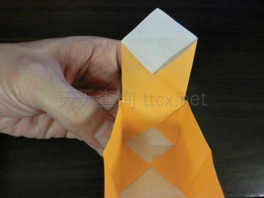 用折纸带盖的箱子-12