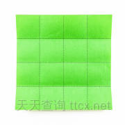将纸张折叠成四分之四×4网格